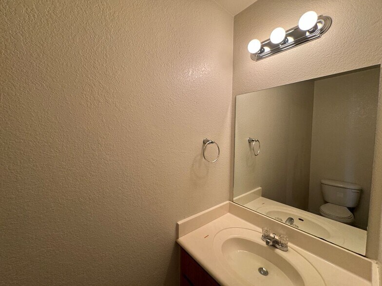 Building Photo - 404 Brittney Way