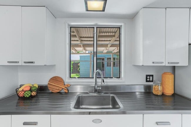 Building Photo - Charming Mid-Century Home with Detached St...