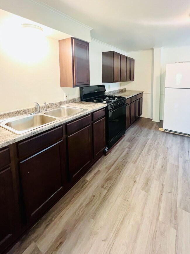 Building Photo - 5 Bedroom, 1.5 Bath Home near UVM (312 Col...