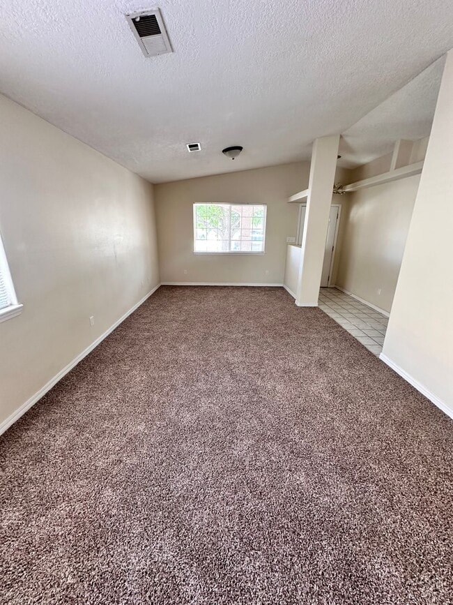 Building Photo - 3 Bedroom 2 Bathroom 2 Car Garage