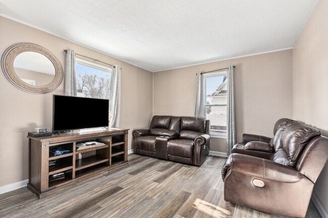 Building Photo - 552 Simms St