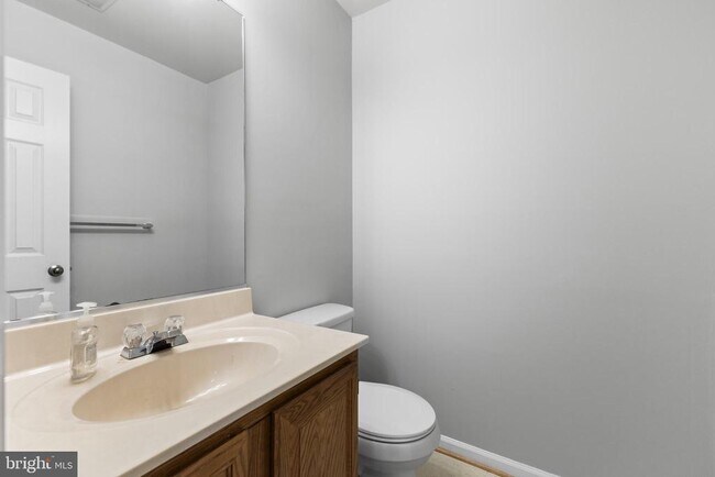 Building Photo - 5142 Woodford Dr