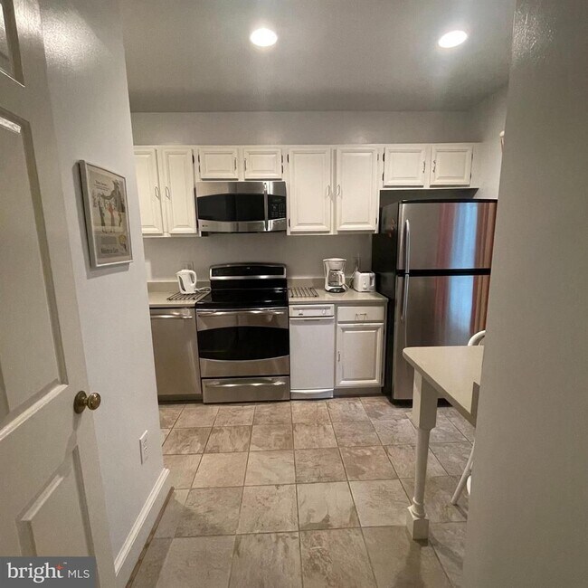 Building Photo - Wesley Heights Beautiful Fully Furnished 2 Bed, Two and a Half Bath