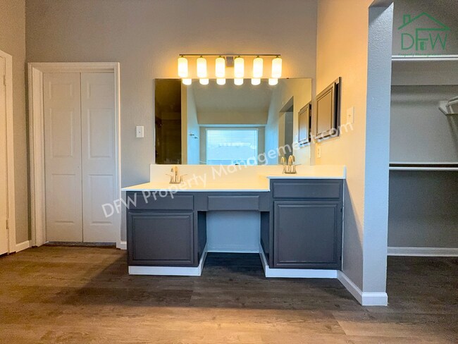 Building Photo - For Lease: Beautifully Remodeled 3-Bed Two-Story in Quiet DeSoto Neighborhood