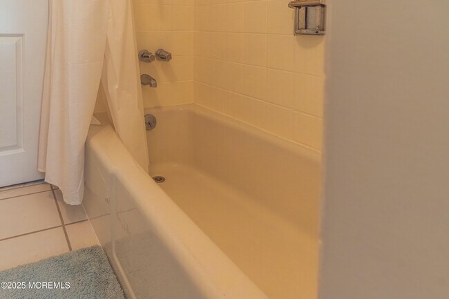 Building Photo - 3 Bath Ave