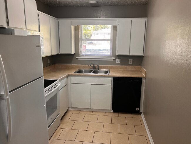 Building Photo - 688 N Betty Jo Dr