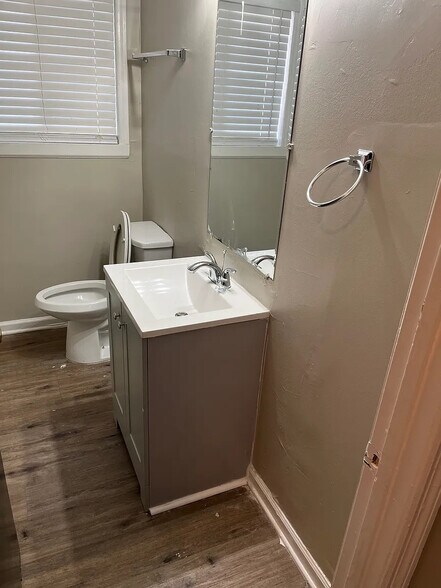 Building Photo - Room in House on Moray St SW