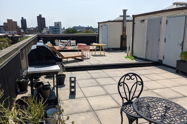 Building Photo - 34 Russell St