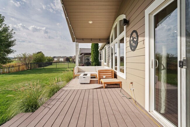 Building Photo - Beautiful 3 bedroom 2 bath Home On The Pla...
