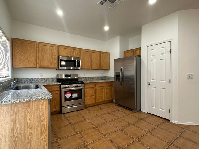 Building Photo - Single Family Home 3 Beds, 2.5 bath, 1 car garage