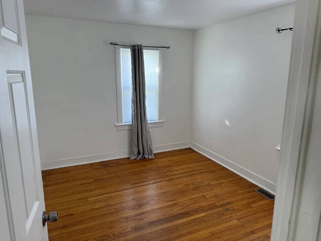 Building Photo - 136 Morton Ave