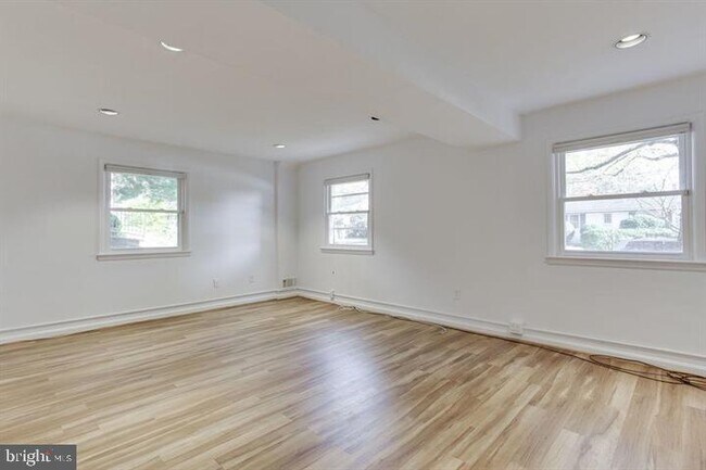 Building Photo - 5400 Greystone St