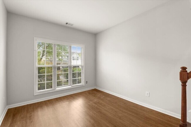 Building Photo - 5 Bedroom in Buford. Great School