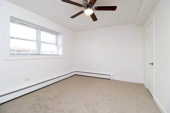 Building Photo - 6040 N Troy St