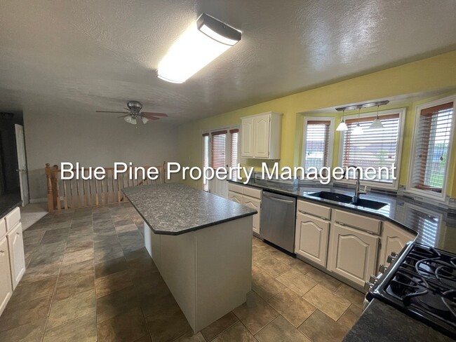 Building Photo - 810 Tennis Ct Dr