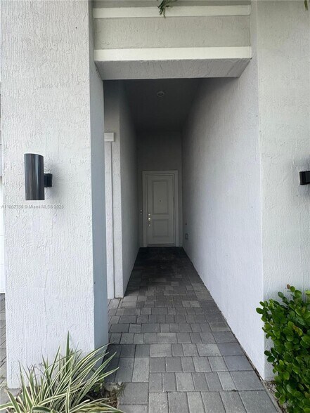 Building Photo - 4398 SW 173rd Ave