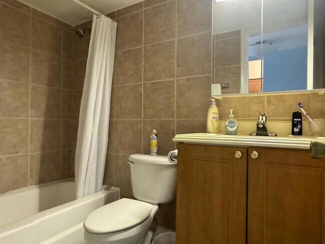 Building Photo - 2607 NE 8th Ave