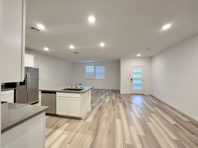 Building Photo - 329 Laurel Peak Dr