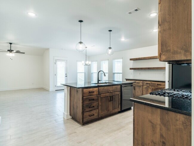 Building Photo - 1440 Emmerson St