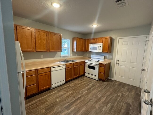 Building Photo - Beautiful 3/2 house in Biloxi
