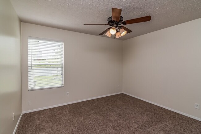 Building Photo - 5723 Roxbury Dr