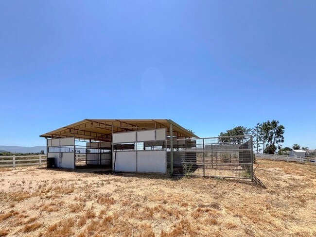 Building Photo - RANCH STYLE POOL HOME ON 2+ ACRES IN THE H...
