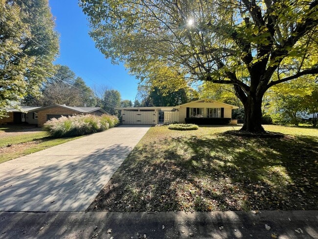 Building Photo - Beautiful 3 bedroom 2 bath home located in Southern Hills Subdivision