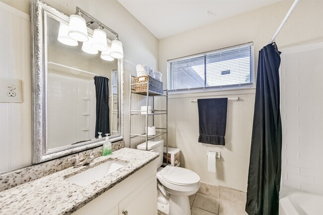 Building Photo - 222 Linda St