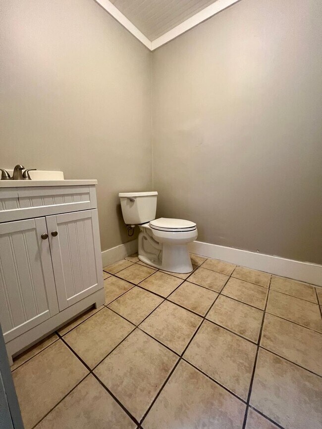 Building Photo - Gorgeous 5-Bedroom Single Family Home in Upper Darby! Available NOW!