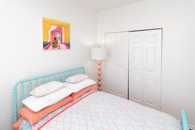 Building Photo - Lovely Townhome Available In Yacht Cove