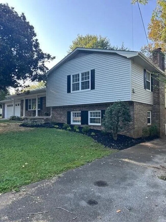 Building Photo - GORGEOUS RENOVATED HOME