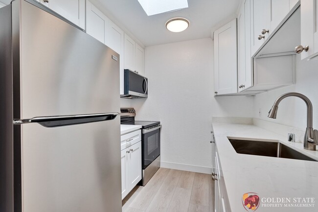 Building Photo - Updated 1 Bedroom Condo with Oversized Private Patio in Prime Mountain View Location