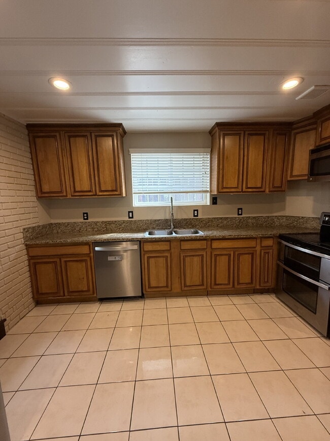 Building Photo - Spacious 4 Bedroom 2.5 Bathroom Hayward Home with Fresh Paint and New Carpet