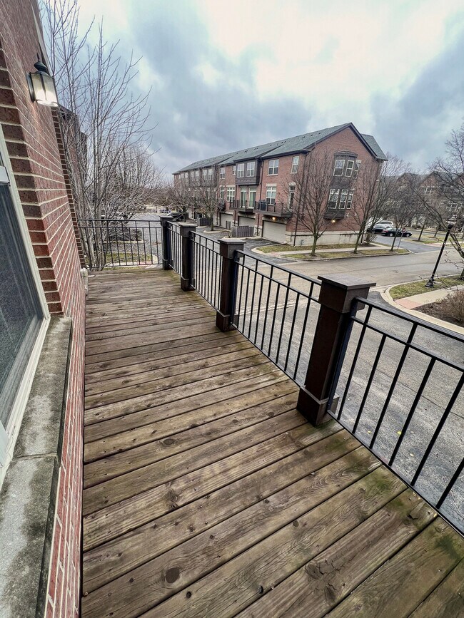 Building Photo - 742 Summit Ln