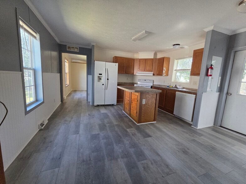 Building Photo - 1511 Mydland Rd