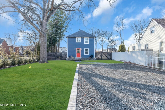 Building Photo - 709 17th Ave