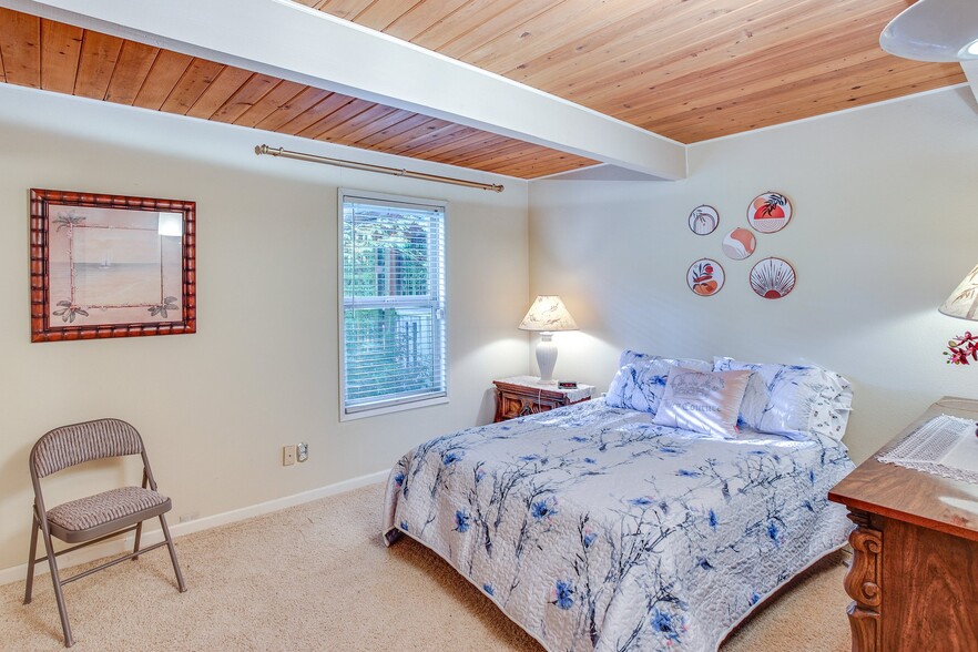 Main floor 1st bedroom - 26332 135th Ave SE