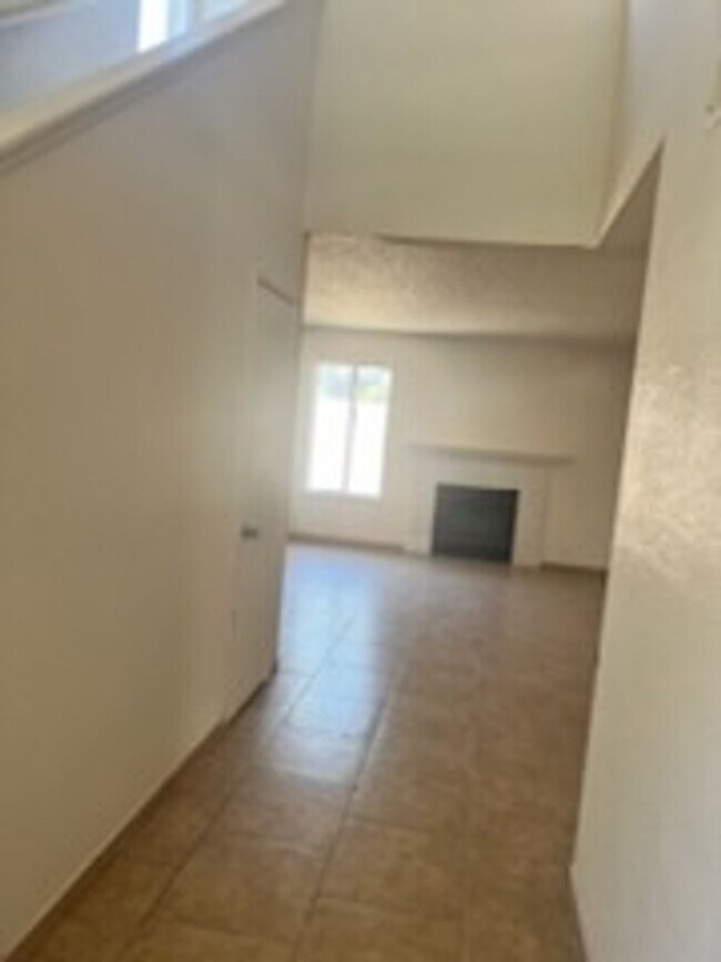 Building Photo - South Bakersfield Home