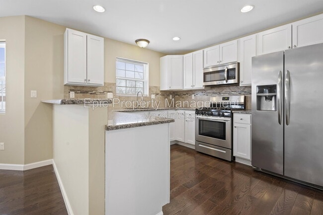 Building Photo - 438 Elm St