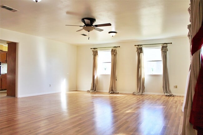 Building Photo - 218 Smith St