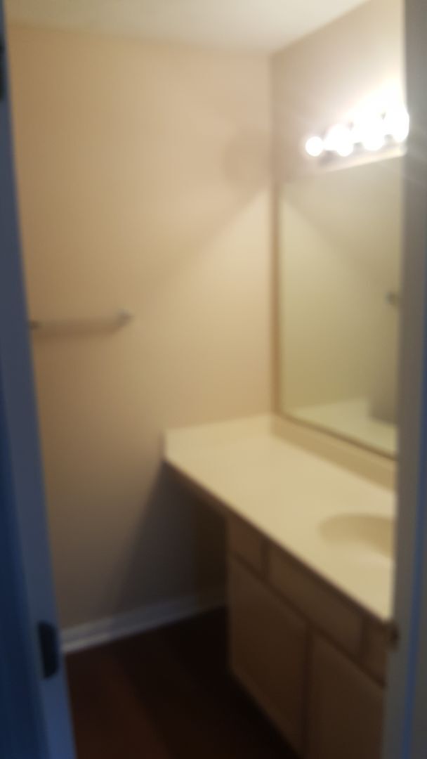 Building Photo - 3rd Floor 2 Bedroom in River Oaks