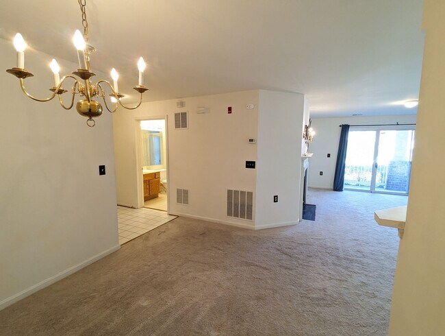 Building Photo - Beautifully maintained ground level condo in Germantown ready by mid April!