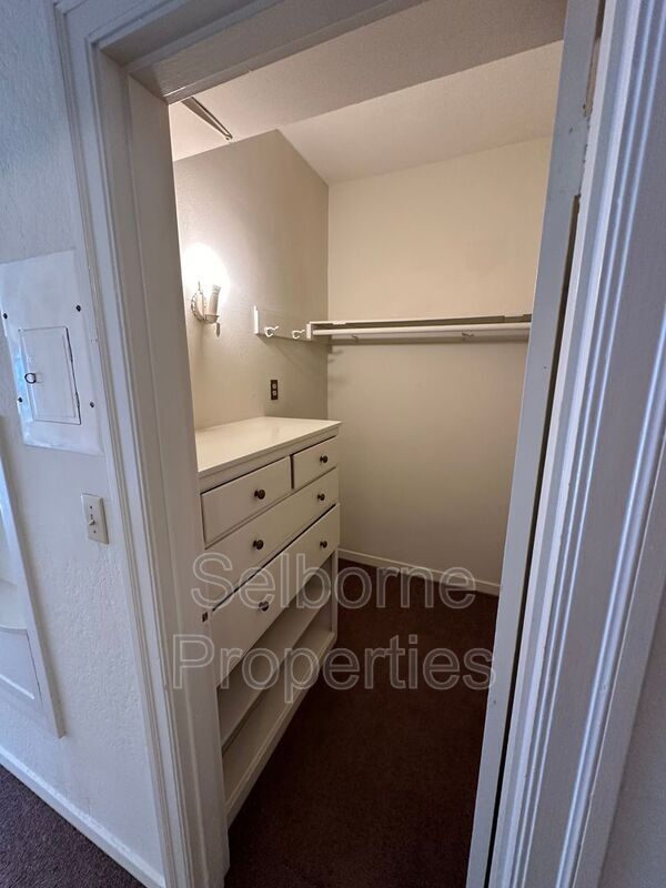 Building Photo - 2501 Ivy Dr