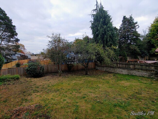 Building Photo - Beautifully Updated 4 Bedroom Home in Sherdian Beach- Includes Beach Club Access