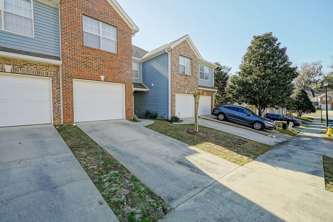 Building Photo - Lovely 3/2.5 Townhome with Garage