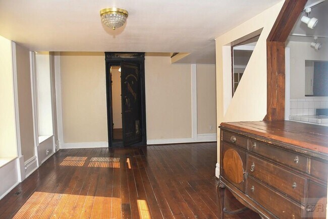 Building Photo - 2118 Strand St