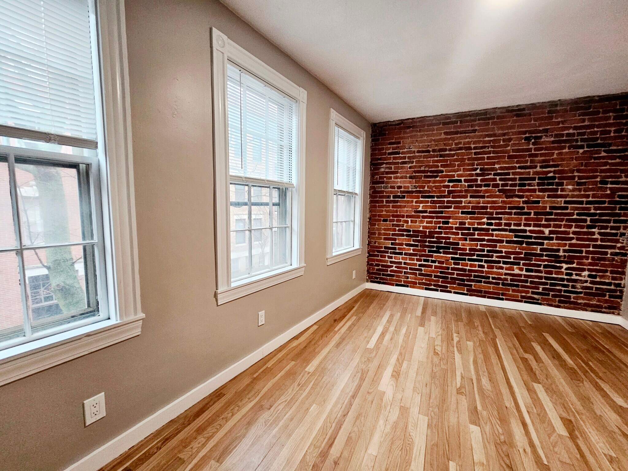 Building Photo - 82 Phillips St