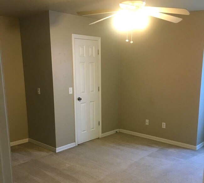Building Photo - PRE-LEASING FOR AUG 10TH MOVE-IN! - 4 BED/2BATH HOUSE