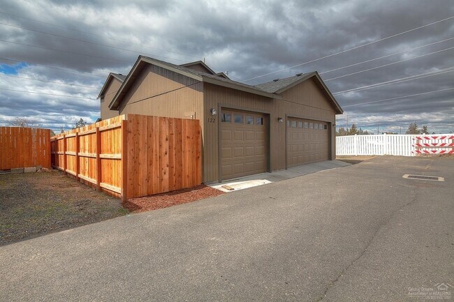 Building Photo - Move in ready home located on the SW side ...