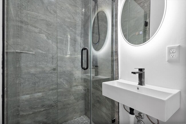 Building Photo - Spacious Townhouse in Dallas